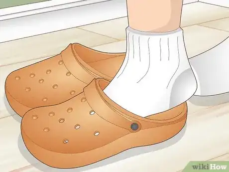 Image titled Unshrink Crocs Step 5