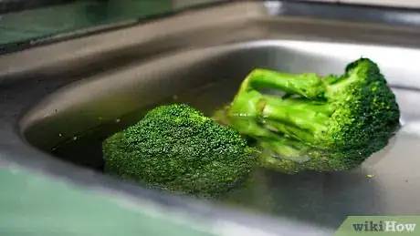 Image titled Clean Broccoli Step 1