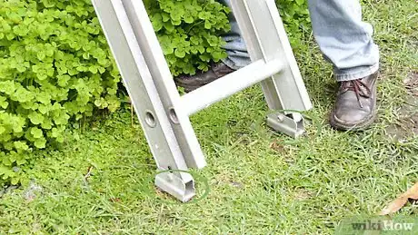 Image titled Use an Extension Ladder Step 2