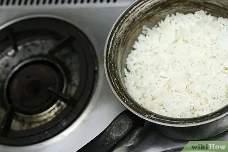 Image titled Improve the Taste of Burnt Rice Step 1